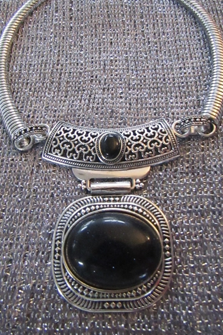 SILVER EMBOSSED METAL CHOKER - BLACK STONE