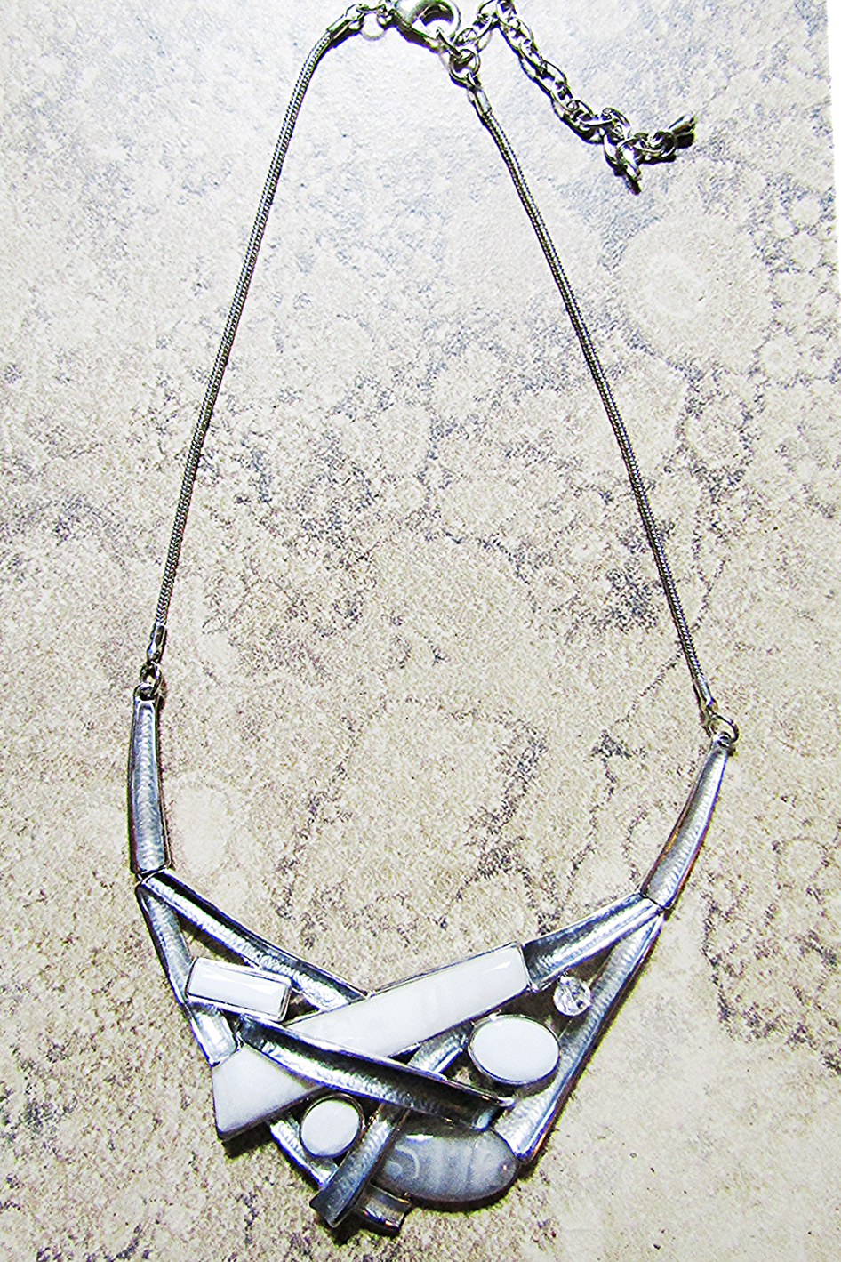 SILVER GREY METAL CRISS CROSS NECKLACE