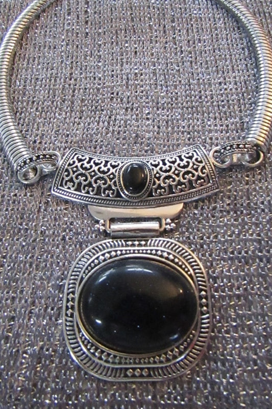 SILVER EMBOSSED METAL CHOKER - BLACK STONE