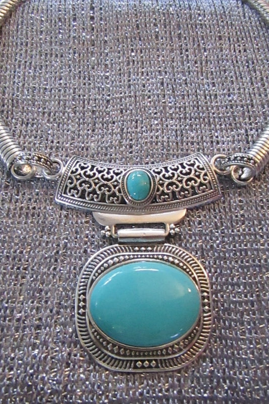 SILVER EMBOSSED METAL CHOKER - TURQUOISE STONE