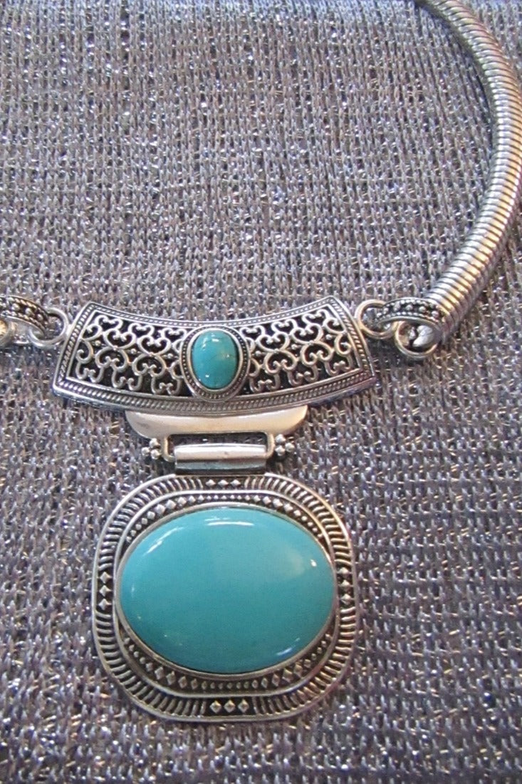 SILVER EMBOSSED METAL CHOKER - TURQUOISE STONE